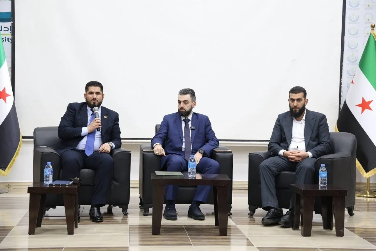 وزير الإدارة المحلية يوقع قرار بإعادة 1200 موظف مفصول إلى عملهم في إدلب