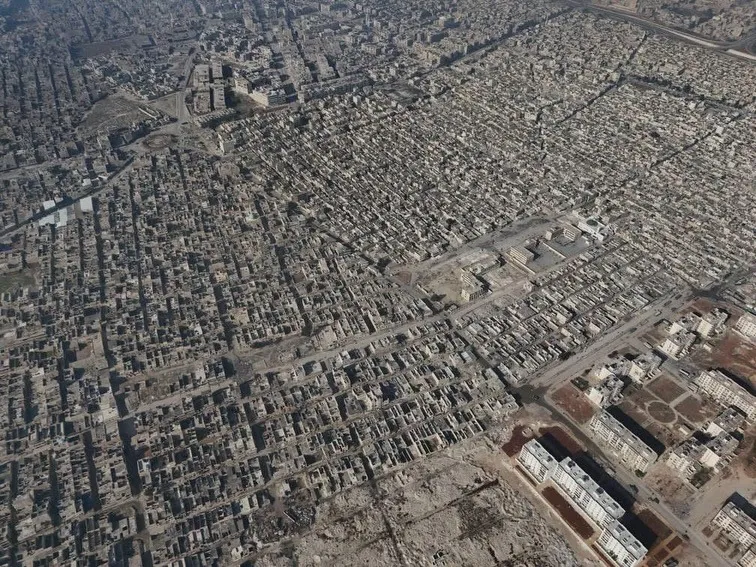 محافظ حلب يتعهد بإطلاق مشاريع خدمية وتنموية في الأحياء الشرقية