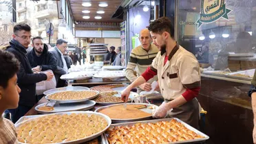 ارتفاع أسعار الحلويات الرمضانية يدفع الأسر السورية لتحضير الحلويات منزلياً