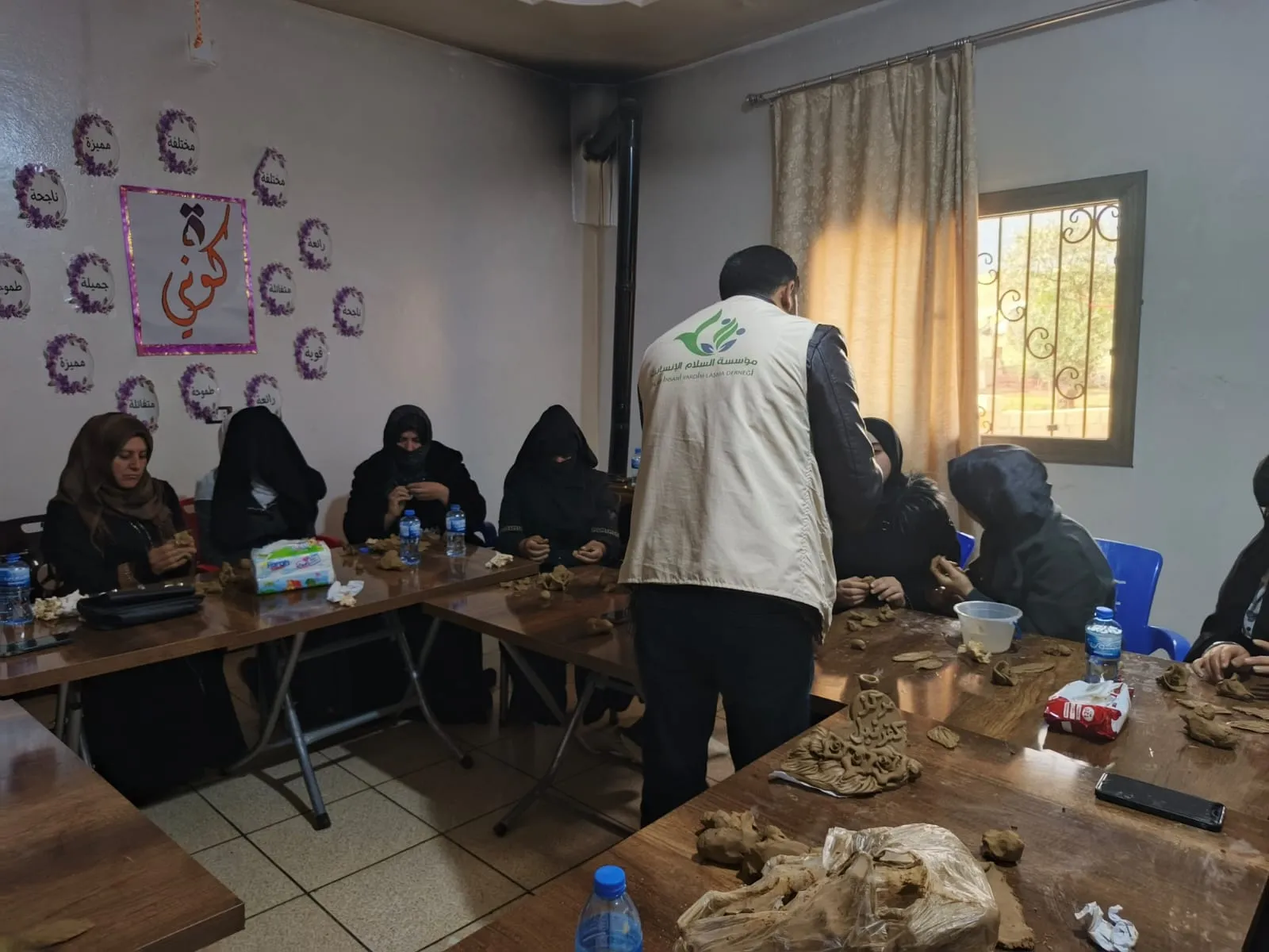 مؤسسة إنسانية تدعم تمكين النساء عبر تدريب صناعة الفخار في إدلب