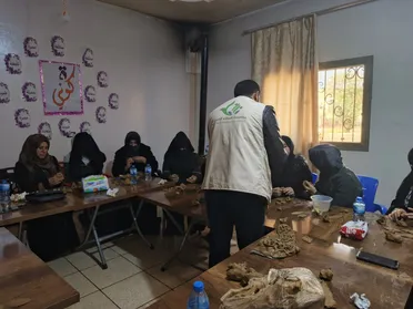 مؤسسة إنسانية تدعم تمكين النساء عبر تدريب صناعة الفخار في إدلب