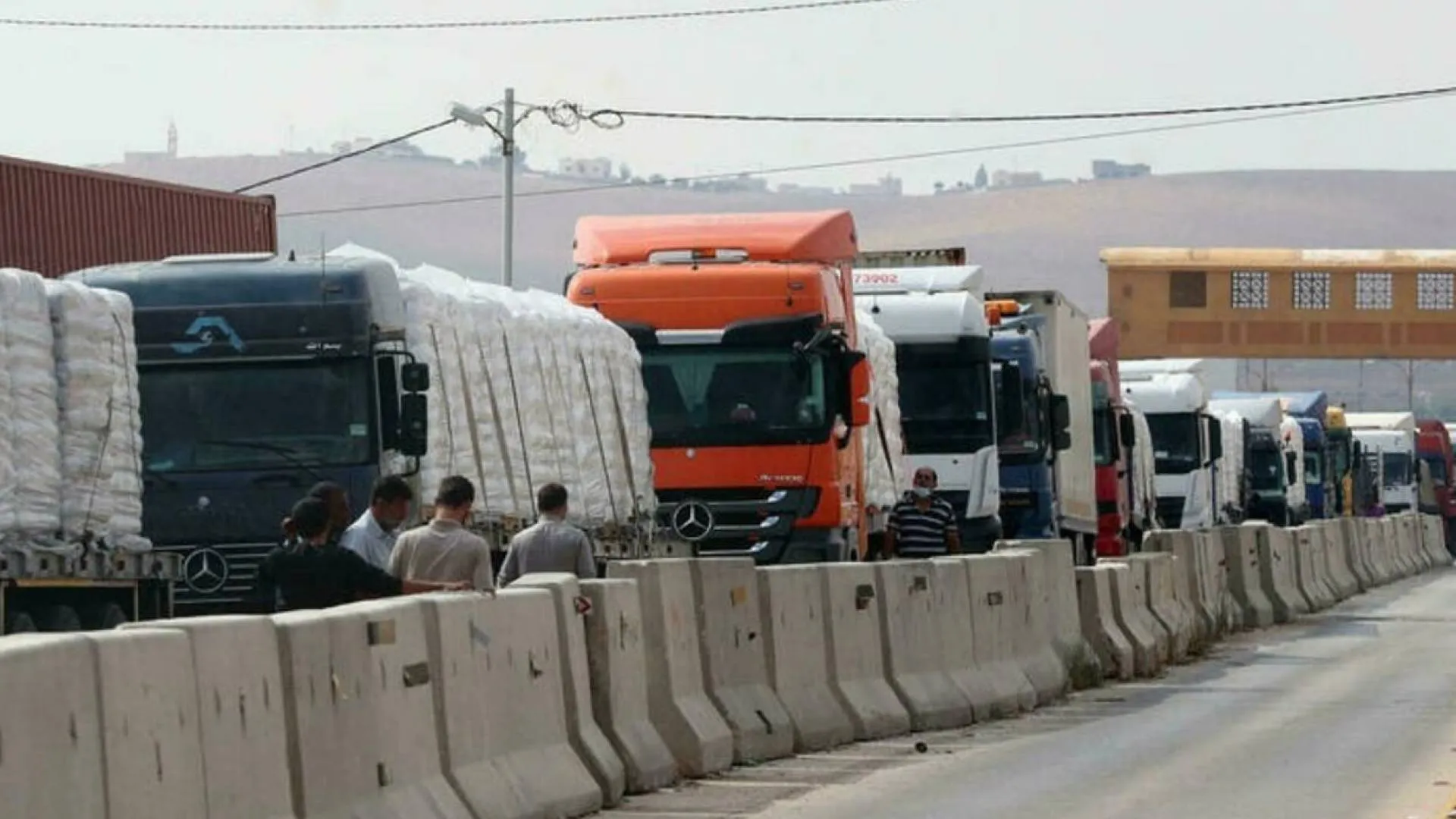 الأردن : قرار سوريا بشأن “باك تو باك” للشاحنات يربك قطاع النقل ويرفع الكلف