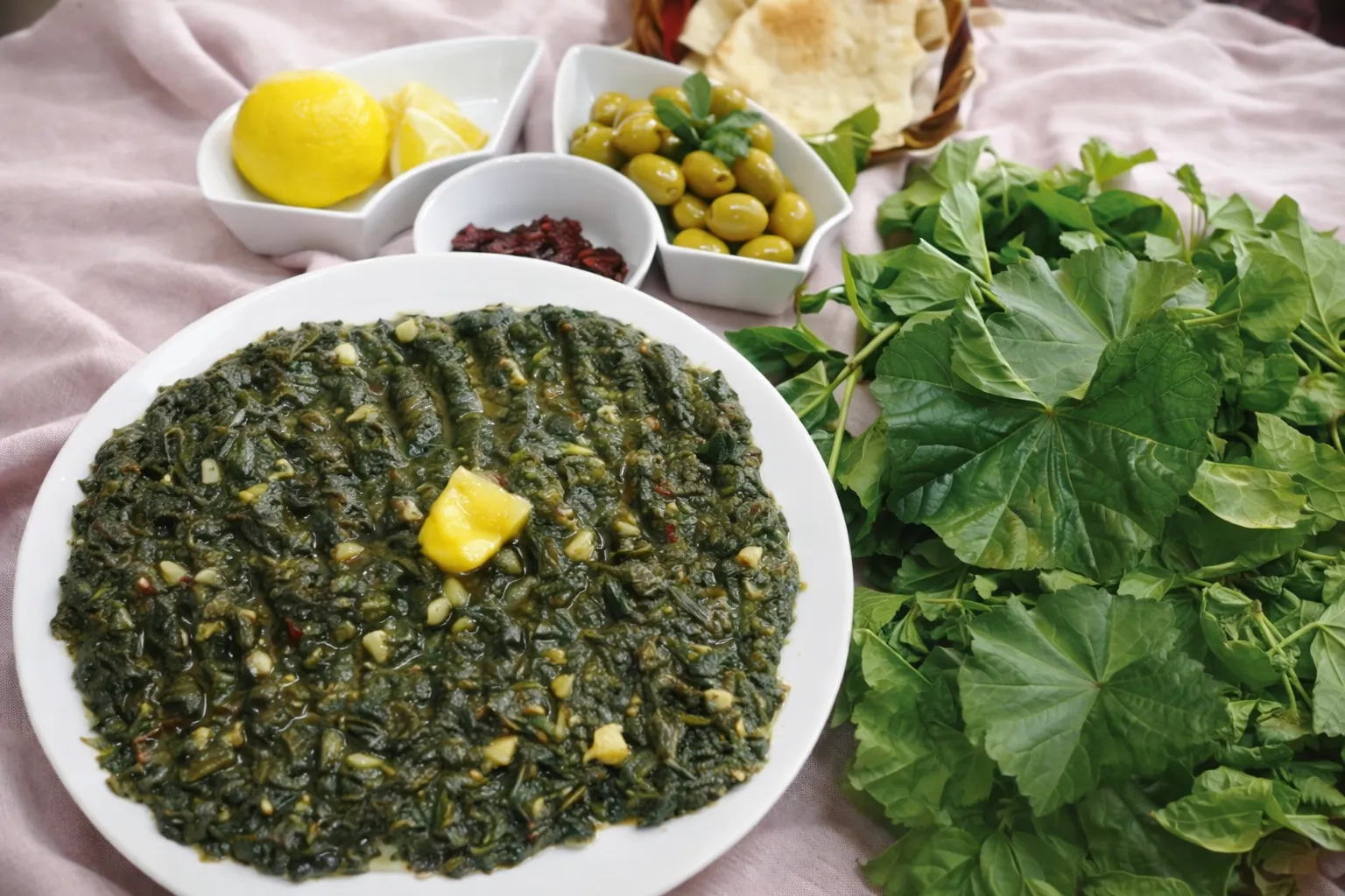 الخبيزة على موائد الإفطار في سوريا… غذاء بسيط ومصدر رزق لبعض الأسر