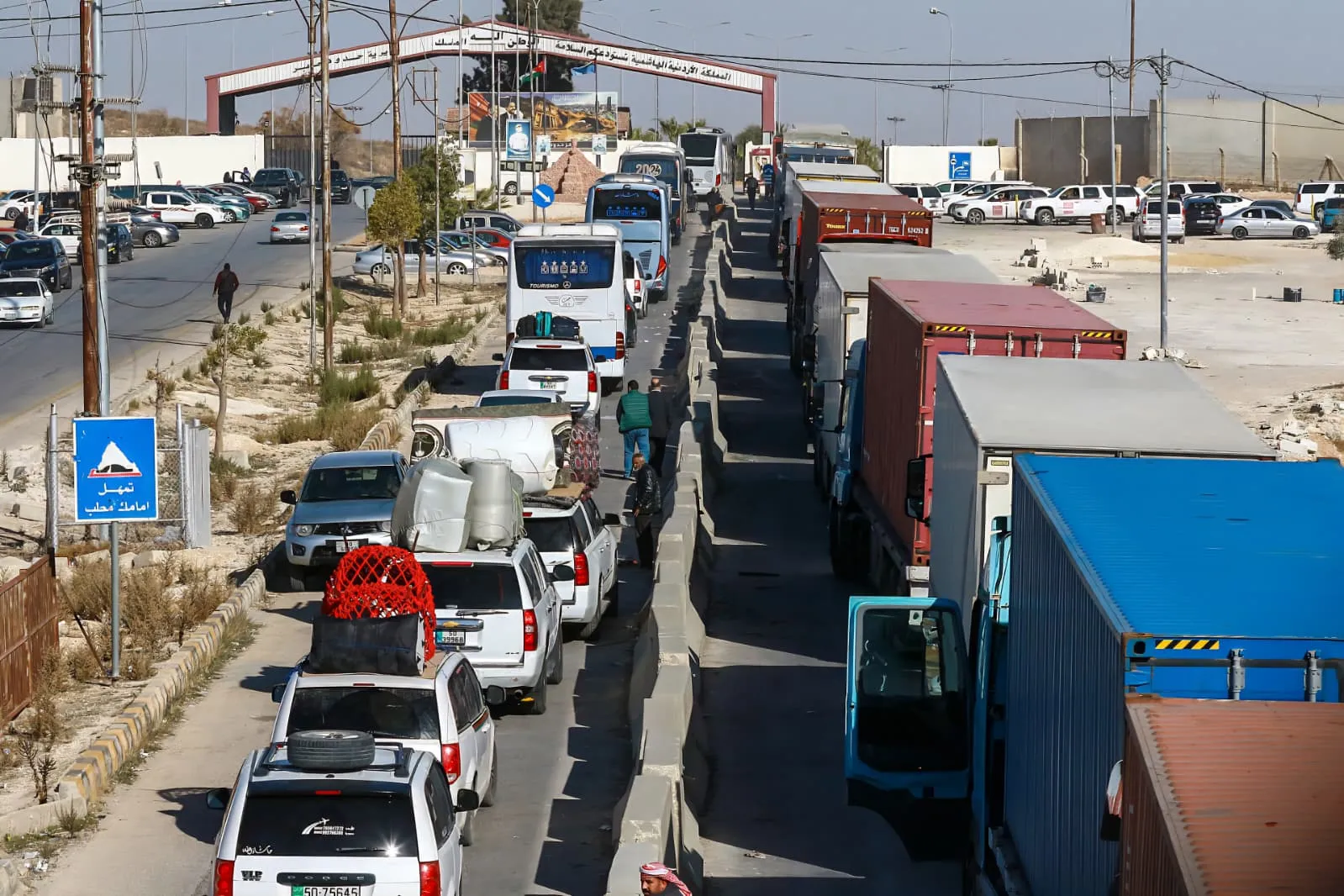 غرفة تجارة دمشق تدعو لمعالجة تكدّس الشاحنات على الحدود السورية – الأردنية