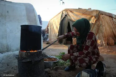 المواقد البدائية في مخيمات شمال غرب سوريا… تعب يومي يرافق إعداد الطعام لدى النساء