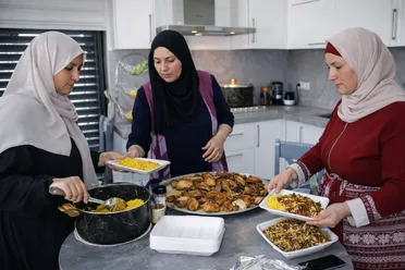 التعاون بين النساء في رمضان… صورة رمضانية موروثة تعكس المساندة والتكافل