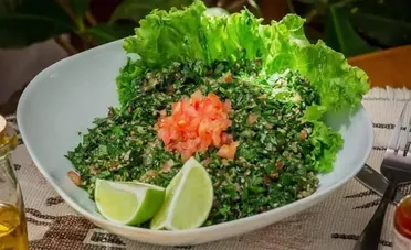 التبولة… طبق رمضاني يجمع التراث والطعم الخفيف على موائد السوريين