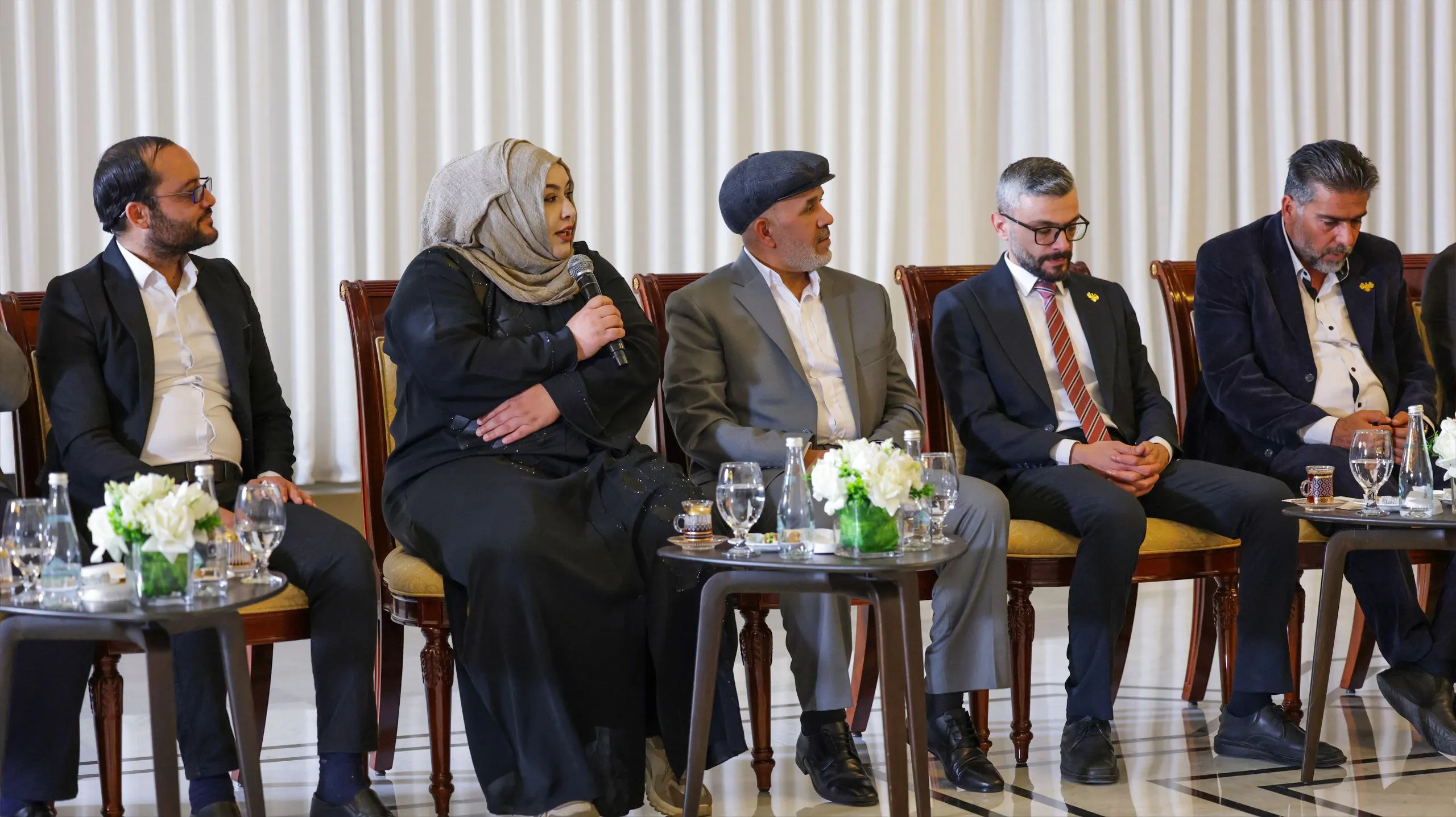 من هي السيدة الوحيدة التي ظهرت في لقاء الإعلاميين مع الرئيس أحمد "الشرع".. ؟