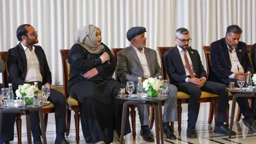 من هي السيدة الوحيدة التي ظهرت في لقاء الإعلاميين مع الرئيس أحمد "الشرع".. ؟