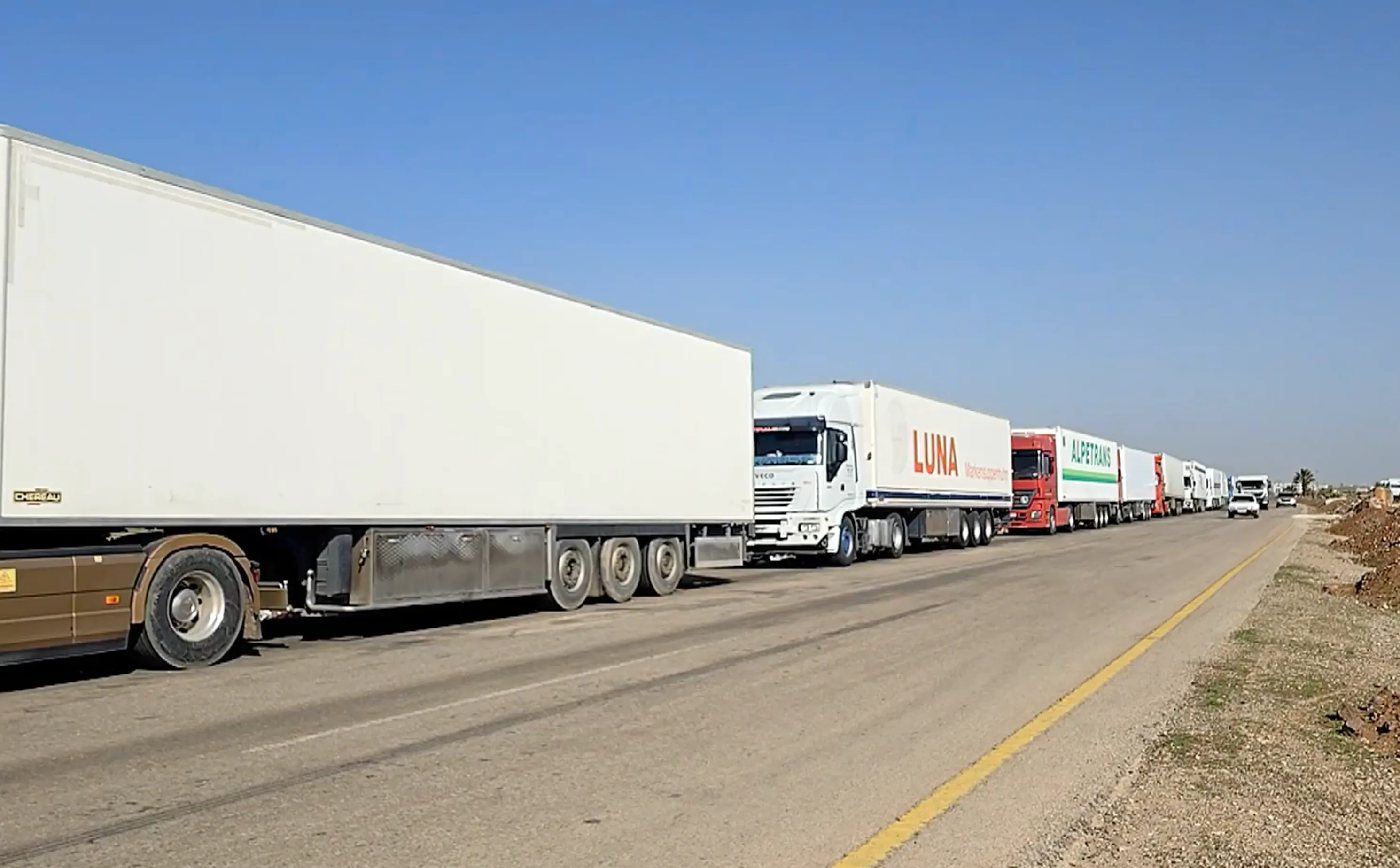 ازدحام الشاحنات عند المعابر