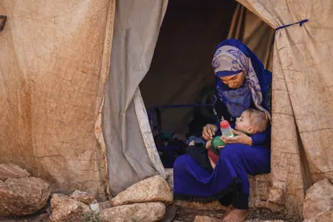 نساء المخيمات في يوم المرأة العالمي… أعباء النزوح ومسؤوليات مضاعفة