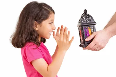 الصيام خطوة خطوة… كيف تهيّئ الأمهات أطفالهن لهذه العبادة..؟