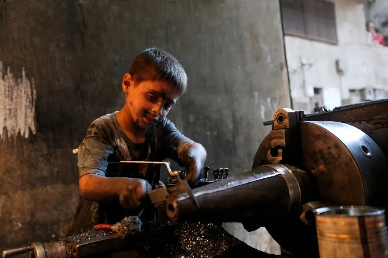 فيديو تعنيف أطفال في الرقة يعيد تسليط الضوء على تداعيات عمالة الأطفال في سوريا