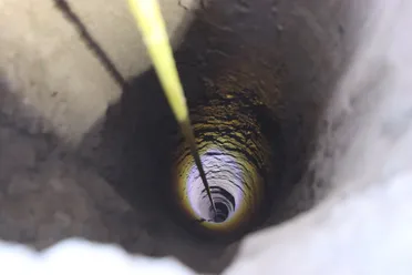 الآبار المكشوفة ... فخ قاتل وتهديد دائم لحياة الأطفال في سوريا