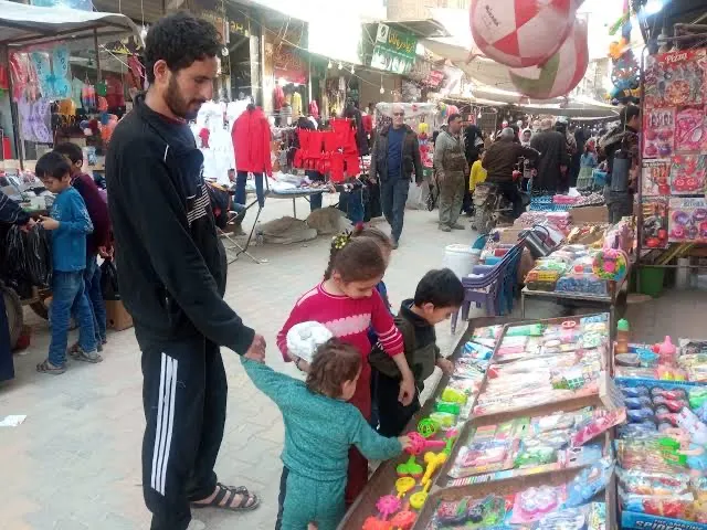 مع اقتراب عيد الفطر… السوريون بين ضغوط المعيشة ومحاولة الحفاظ على فرحة العيد