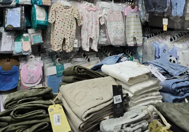 كسوة العيد بين فرحة الأطفال وضغوط المعيشة.. ارتفاع أسعار الملابس في سوريا