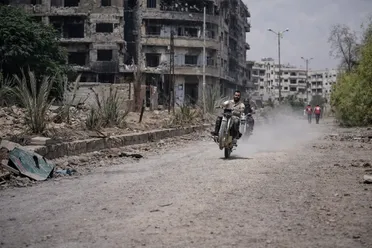 الاستعراض "التشبيب" بالدراجات النارية.. سلوك مقلق يهدد السلامة العامة