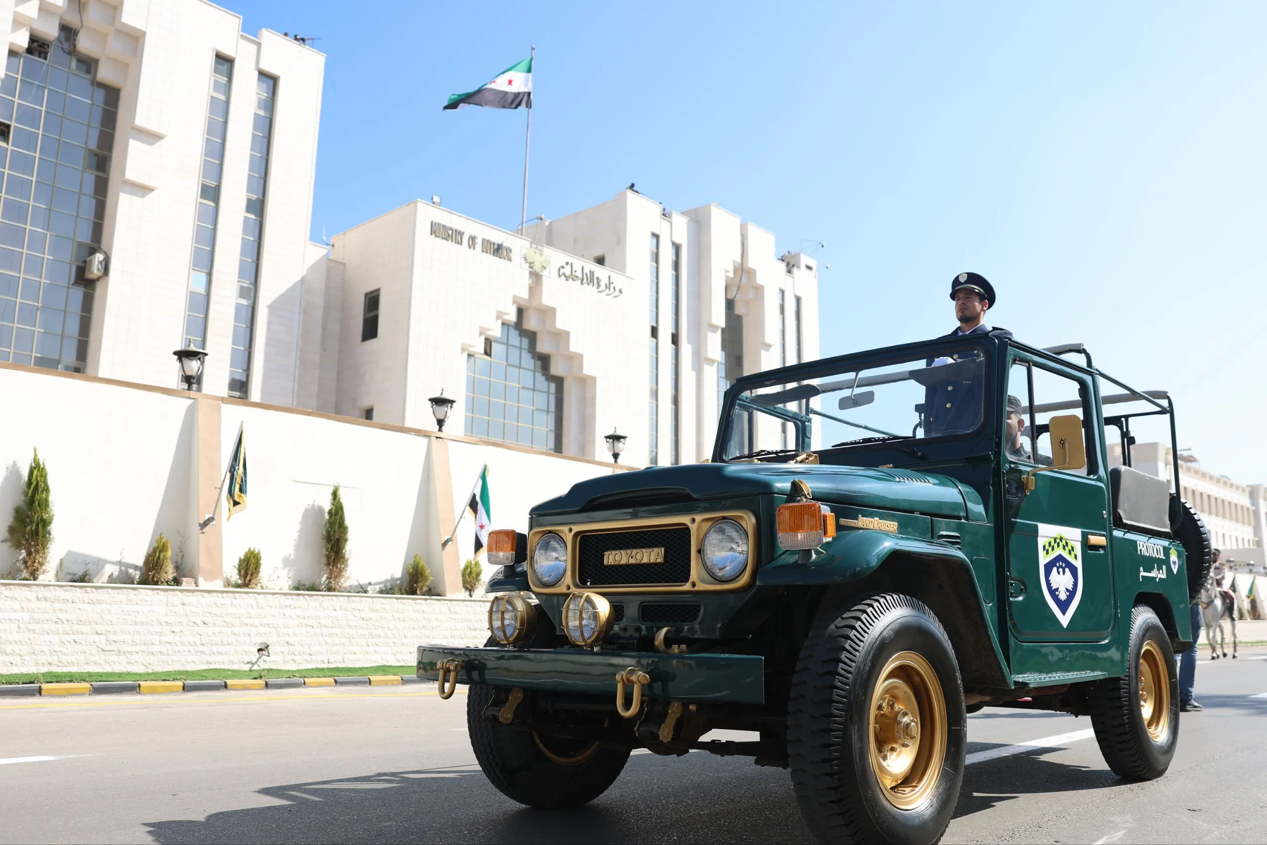 الداخلية تطلق الزي الرسمي الجديد بالتزامن مع تخريج دفعات أمنية في ذكرى الثورة