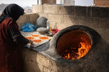 خبز التنور في سوريا.. حرفة تقليدية تحفظ التراث وتؤمّن الدخل