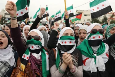 خمسة عشر عاماً على الثورة السورية.. إسهامات النساء السوريات في مسيرة الحرية