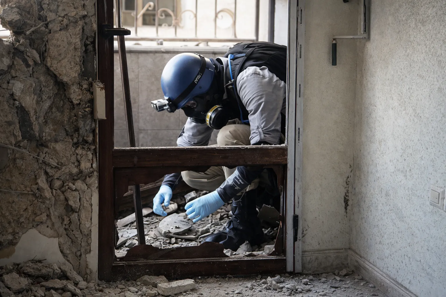 خبير أسلحة تابع للأمم المتحدة يجمع عينات في عام 2013 في ضاحية الغوطة الشرقية