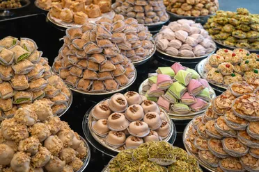 عيد الفطر بين الفرح والتحديات الصحية: التوازن الغذائي ضرورة