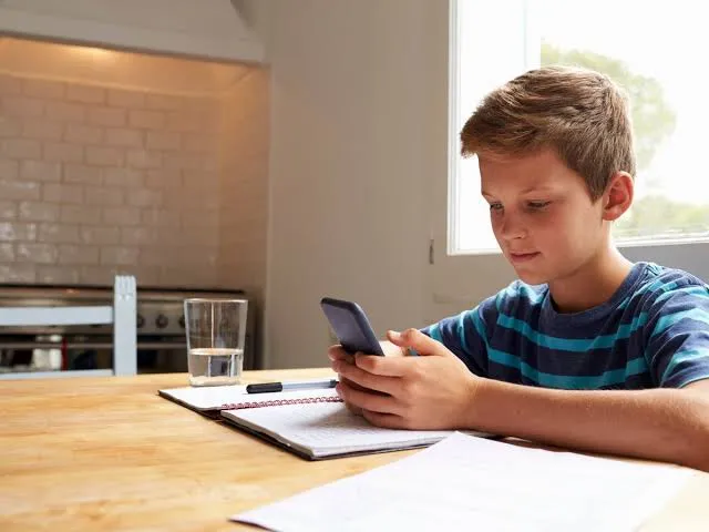 بين الألعاب التقليدية والرقمية: كيف تؤثر التكنولوجيا على حياة الأطفال؟