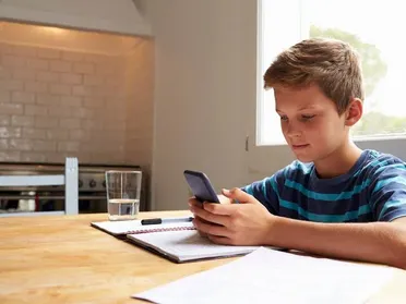 بين الألعاب التقليدية والرقمية: كيف تؤثر التكنولوجيا على حياة الأطفال؟