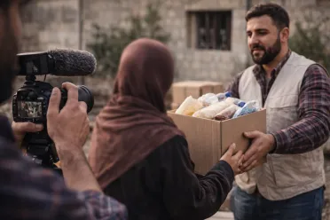 توثيق المساعدات... دعم إنساني أم انتهاك للخصوصية: بين نشر الخير وحماية كرامة المحتاجين