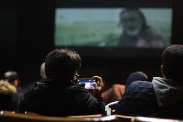 من درعا تبدأ الحكاية… "الشرارة" يوثّق لحظة انطلاق الثورة السورية