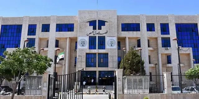 اتهامات بخلل قضائي تعيق ملاحقة متهم بجرائم حرب بحمص وتحركات قانونية للتصعيد
