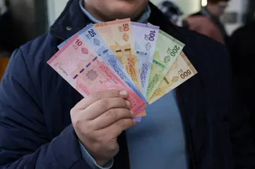 فروقات سعر الصرف تربك رواتب الموظفين مع اعتماد الليرة السورية الجديدة