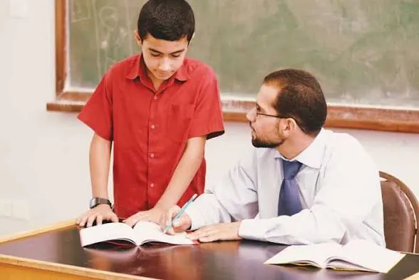 المعلم بين الابتسامة والصرامة: سر تعلق الطلاب بالمادة