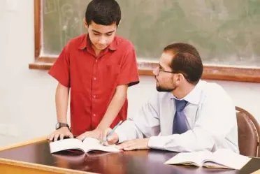 المعلم بين الابتسامة والصرامة: سر تعلق الطلاب بالمادة