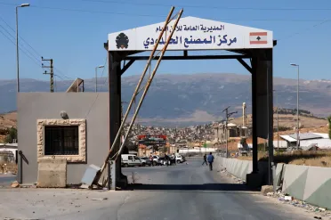 سوريا تعلق العبور بمنفذ حدودي مع لبنان بعد تحذير إسرائيلي