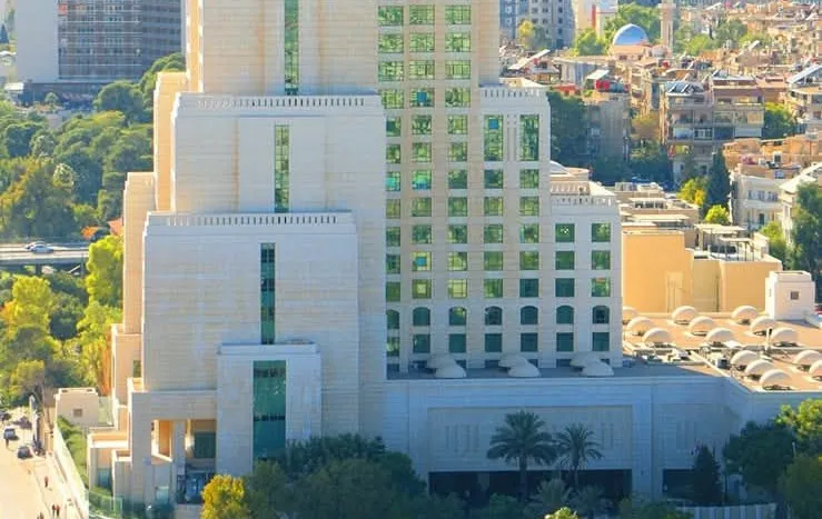 وزارة السياحة توضح ملابسات إنهاء عقد استثمار فندق البوابات السبع وتؤكد التزامها بالشفافية