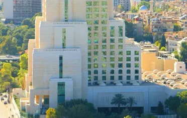 وزارة السياحة توضح ملابسات إنهاء عقد استثمار فندق البوابات السبع وتؤكد التزامها بالشفافية