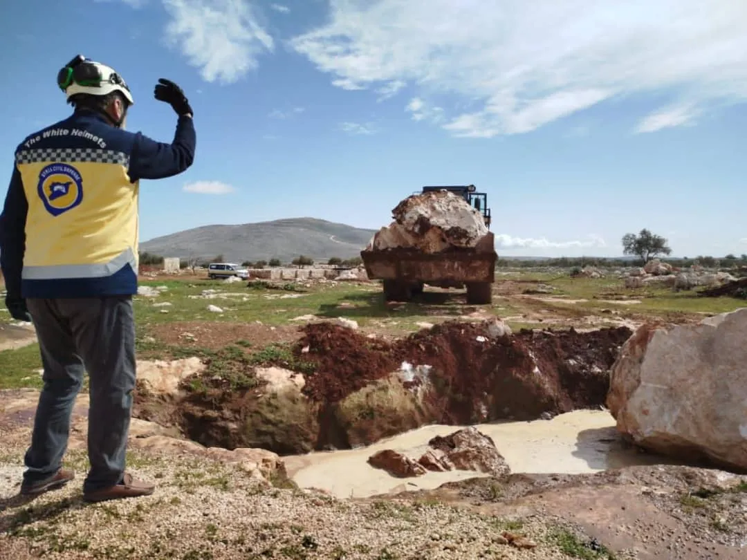 حملة لردم الحفر والآبار المكشوفة في إدلب: جهود لإيقاف المخاطر وحماية المدنيين
