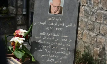 في ذكرى اغتياله.. الأب فرانس فاندرلخت صوت المحاصرين في حمص وشاهد على مأساة الحصار