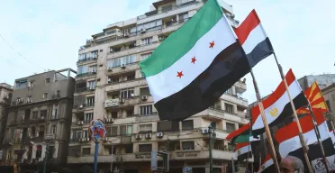 تقرير حقوقي يوثّق تدهور أوضاع السوريين في مصر وتحذيرات من انتهاكات قانونية متصاعدة