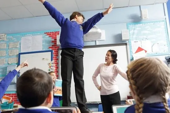 التعامل مع الطالب المشاغب في الصف بين الفهم التربوي وأساليب التوجيه الإيجابي