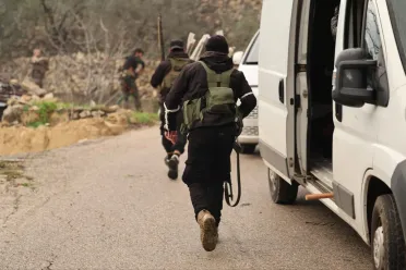 عملية أمنية في ريف جبلة: اشتباكات واعتقال ضباط من فلول النظام البائد