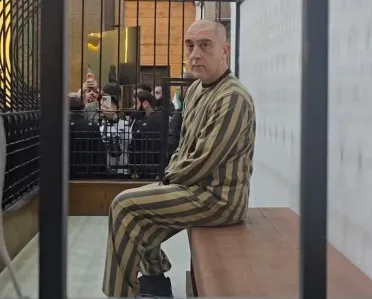 من سطوة الأمن إلى قفص الاتهام… رمزية محاكمة عاطف نجيب في سوريا الجديدة