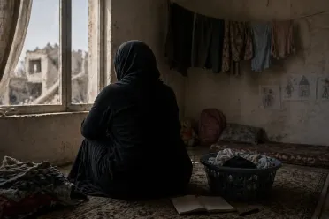 النساء الأرامل… أعباء متزايدة بين المعيشة وتربية الأبناء