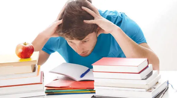 حين يتحول الطموح إلى ضغط… كيف تؤثر ممارسات الأهل على طلاب البكالوريا؟