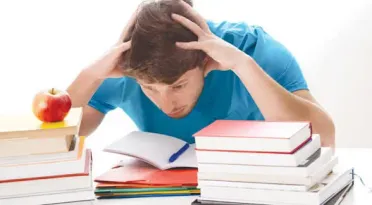 حين يتحول الطموح إلى ضغط… كيف تؤثر ممارسات الأهل على طلاب البكالوريا؟