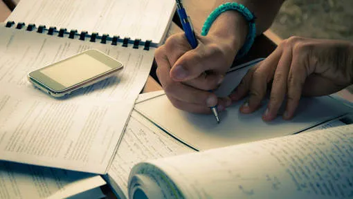 بين الدراسة المنتظمة والتحضير اللحظي: كيف تؤثر أساليب الطلاب على تجربتهم في الامتحانات؟