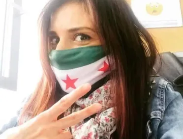 وفاة سيلفانا إسلام… ناشطة ارتبط اسمها بالمخيمات والعمل الإنساني في الشمال السوري