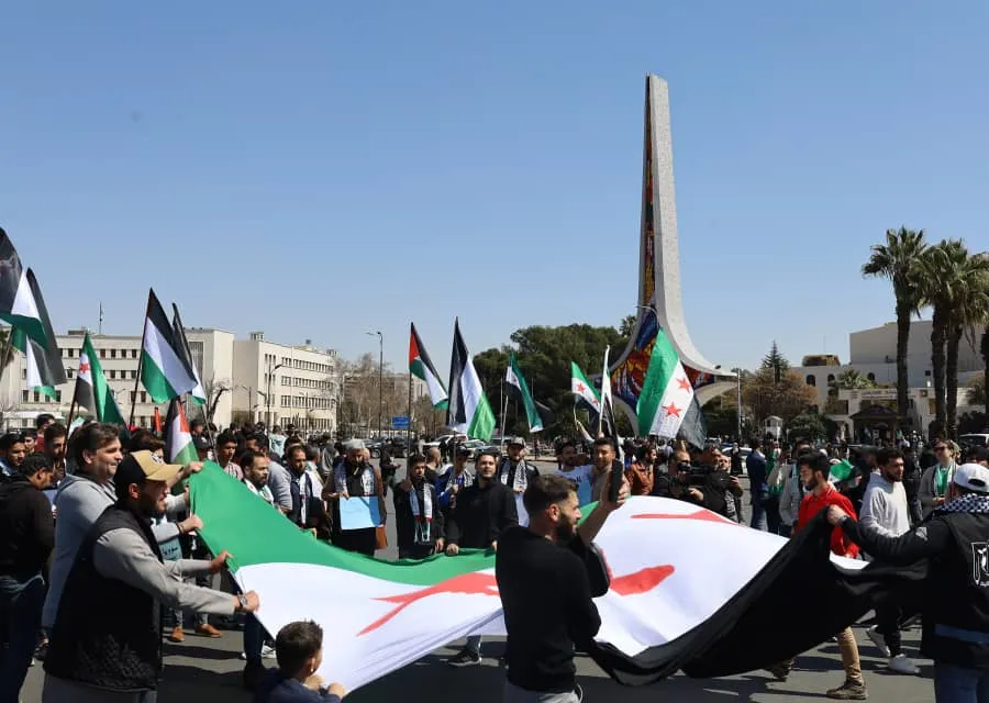 بين التحرير والتهجير… السوريون يستعيدون ذاكرة الثورة