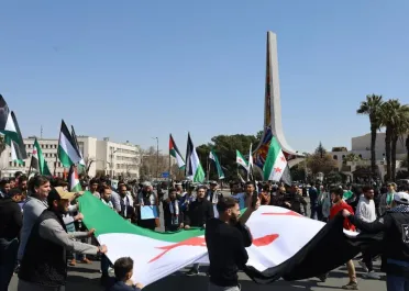 بين التحرير والتهجير… السوريون يستعيدون ذاكرة الثورة